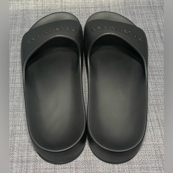 Balenciaga Chunky Black Rubber Slide Sandals 
EU 38 / US 8 - Picture 4 of 11